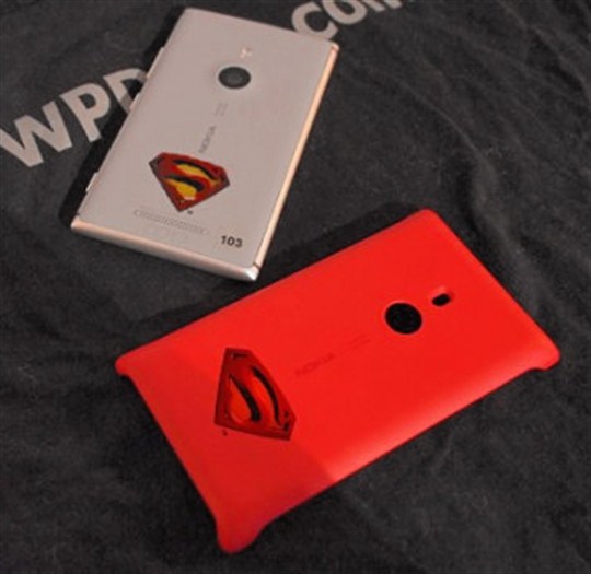 Nokia Lumia 925 Superman Edition - 2